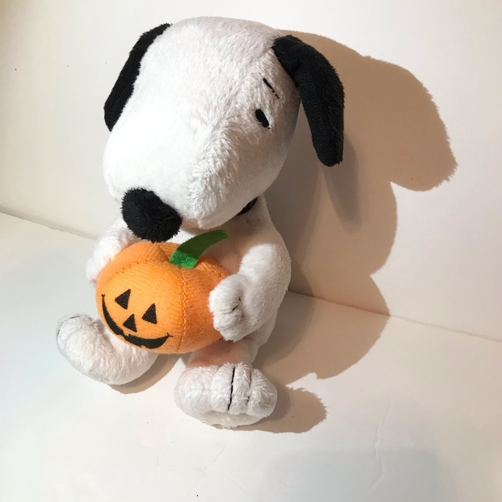 💕3/$15 Snoopy plush with pumpkin peanuts 2012